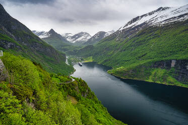 Norwegen, More og Romsdal, Blick auf den Geirangerfjord - RJF00927