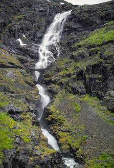 Norwegen, More og Romsdal, Wasserfall im Trollstigenpass - RJF00931
