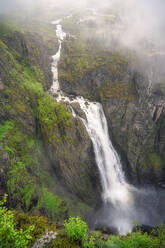 Norwegen, Vestland, Blick auf den Wasserfall Voringfossen - RJF00934