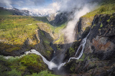 Norwegen, Vestland, Blick auf den Wasserfall Voringfossen - RJF00935