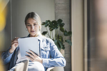 Geschäftsfrau mit Tablet-PC im Büro - UUF26946