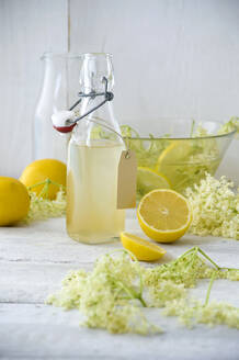 Studioaufnahme einer Flasche mit Holunderblütensirup - ASF06841