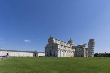 Italien, Toskana, Pisa, Piazza dei Miracoli mit dem Dom von Pisa und dem Schiefen Turm von Pisa im Hintergrund - LOMF01337