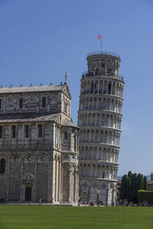 Italien, Toskana, Pisa, Dom von Pisa und Schiefer Turm von Pisa - LOMF01338