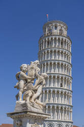 Italien, Toskana, Pisa, Fontana dei Putti Skulpturen vor dem Schiefen Turm von Pisa - LOMF01339