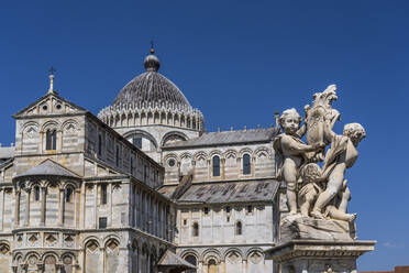 Italien, Toskana, Pisa, Fontana dei Putti-Skulpturen vor dem Dom von Pisa - LOMF01340