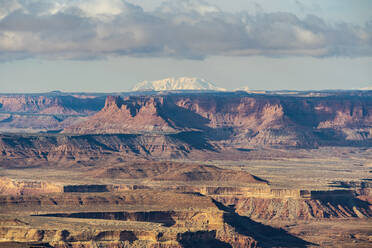 Von oben atemberaubende Landschaft mit Felsformationen im Hochland des Canyonlands National Park, Utah in den USA - ADSF36064