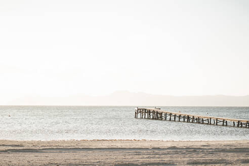 Leerer Steg über dem Meer am Strand an einem sonnigen Tag - JOSEF11429