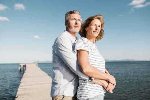 Lächelnde Frau mit Mann auf dem Steg am Strand stehend - JOSEF11499