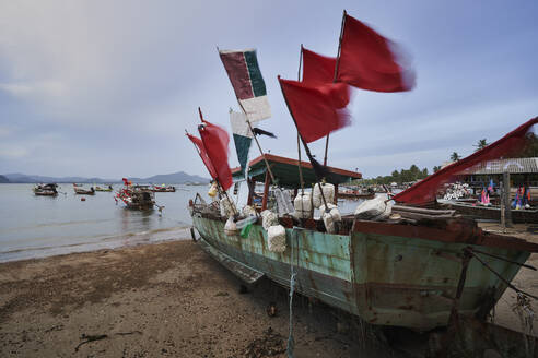 Rote Flaggen auf dem Boot - RORF02972