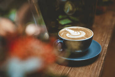 Kaffeetasse auf dem Tisch in einem Cafe - JOSEF11528