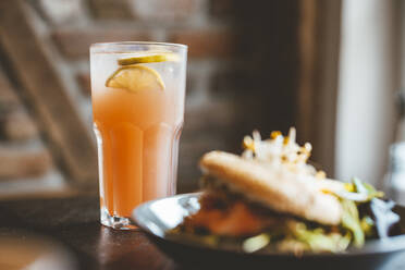 Saft und Burger auf dem Tisch im Cafe - JOSEF11540