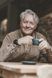Lächelnder älterer Mann trinkt Kaffee in einem Cafe - JOSEF11569