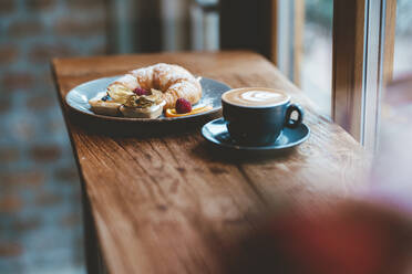 Croissant und Kaffee auf dem Tisch eines Cafés - JOSEF11571