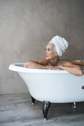 Kontemplative Frau in der Badewanne zu Hause - VEGF05752