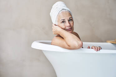 Lächelnde Frau in der Badewanne zu Hause - VEGF05765