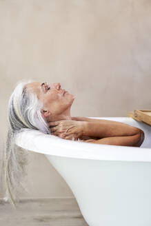 Frau nimmt ein Bad in der Badewanne zu Hause - VEGF05769