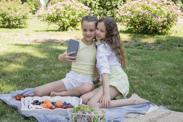 Mädchen nehmen Selfie durch Smartphone am Wochenende - OSF00509
