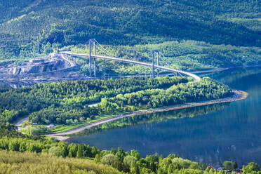 Norwegen, Nordland, Brücke über den Ofotfjord mit bewaldeten Hügeln im Hintergrund - STSF03347