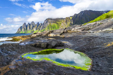 Norwegen, Troms og Finnmark, Teufelskiefergebirge und zerklüftete Küste der Insel Senja - STSF03350