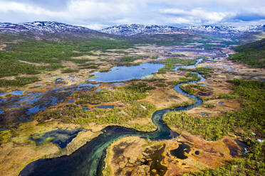 Norwegen, Troms og Finnmark, Drohnenansicht des durch ein Moor fließenden Flusses Lakselva auf der Insel Senja - STSF03357