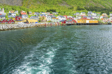 Norway, Troms og Finnmark, Gryllefjord, Secluded fishing village on coast of Gryllefjorden - STSF03365