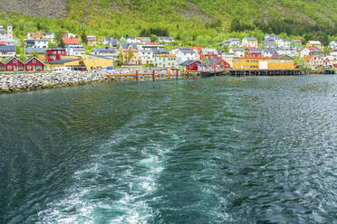 Norwegen, Troms og Finnmark, Gryllefjord, Abgelegenes Fischerdorf an der Küste des Gryllefjords - STSF03365