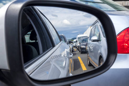 Traffic jam reflecting in side-view mirror - NDF01490