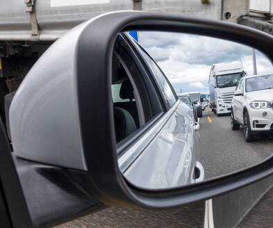 Traffic jam reflecting in side-view mirror - NDF01493