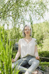 Frau übt Yoga im Park - SEAF01072