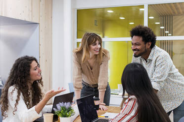 Geschäftsteam bei einer Besprechung im Büro - PNAF04283