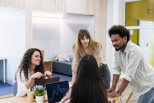 Geschäftsteam bei einer Besprechung im Büro - PNAF04284