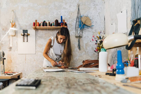 Modedesigner bei der Arbeit im Atelier - MEUF07296