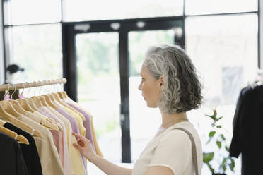 Frau beim Einkaufen in einem Bekleidungsgeschäft - SEAF01100