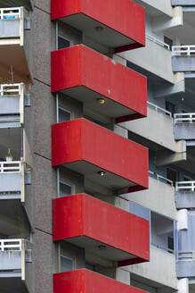 Deutschland, Nordrhein-Westfalen, Köln, Reihe von rot gestrichenen Wohnungsbalkonen - WGF01413