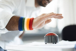 Geschäftsmann mit Hand auf dem Buzzer einer Spielshow im Büro - JOSEF11839