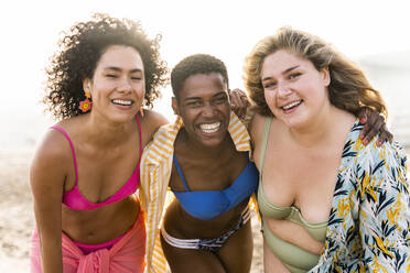 Glückliche multirassische Frauen genießen am Strand - OIPF02131