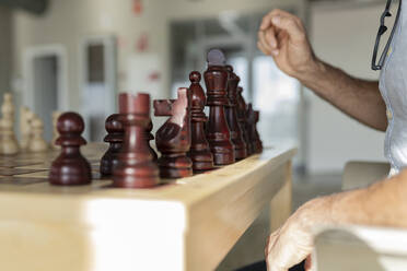 Geschäftsmann spielt Schach im Büro - JCICF00369