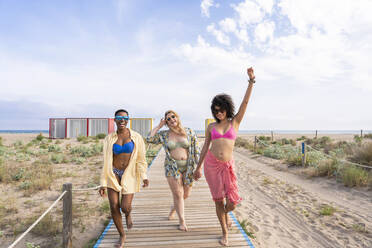 Unbeschwerte Freunde auf der Strandpromenade am Strand - OIPF02179