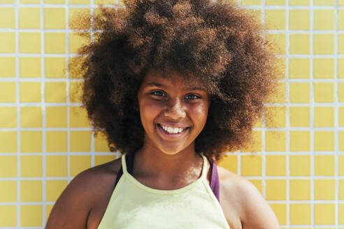 Lächelndes Mädchen mit Afrofrisur an einem sonnigen Tag - OIPF02199