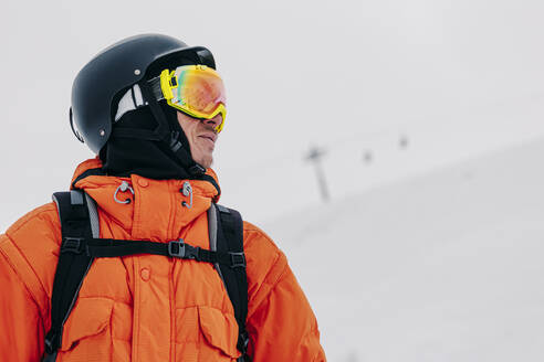 Skifahrer mit Skibrille und Helm - OMIF00998