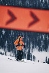 Mann mit Skistock beim Gehen im Schnee - OMIF01001