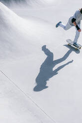 Mann auf dem Skateboard im Skatepark an einem sonnigen Tag - OMIF01026