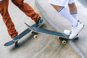 Freunde mit Skateboards im Skatepark - OMIF01027