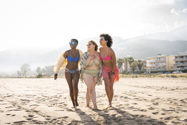 Multirassische Freunde gehen mit üppiger Frau am Strand spazieren - OIPF02260