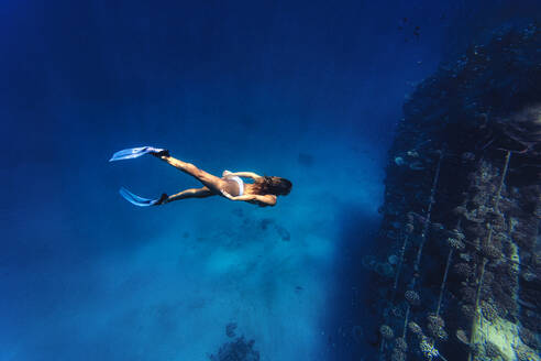 Abenteuerliche Frau taucht unter Wasser im Meer - KNTF06753