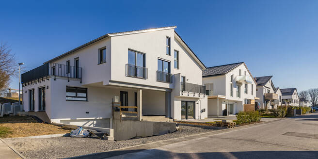 Germany, Baden-Wurttemberg, Waiblingen, Panoramic view of modern suburban houses - WDF06964