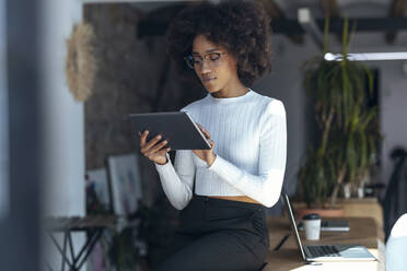 Junge Geschäftsfrau mit Tablet-PC im Büro - JSRF02156