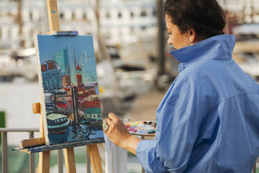 Malerin malt am Hafen - IHF01075