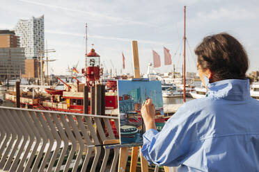 Künstlerin malt am Hafen an einem sonnigen Tag - IHF01079